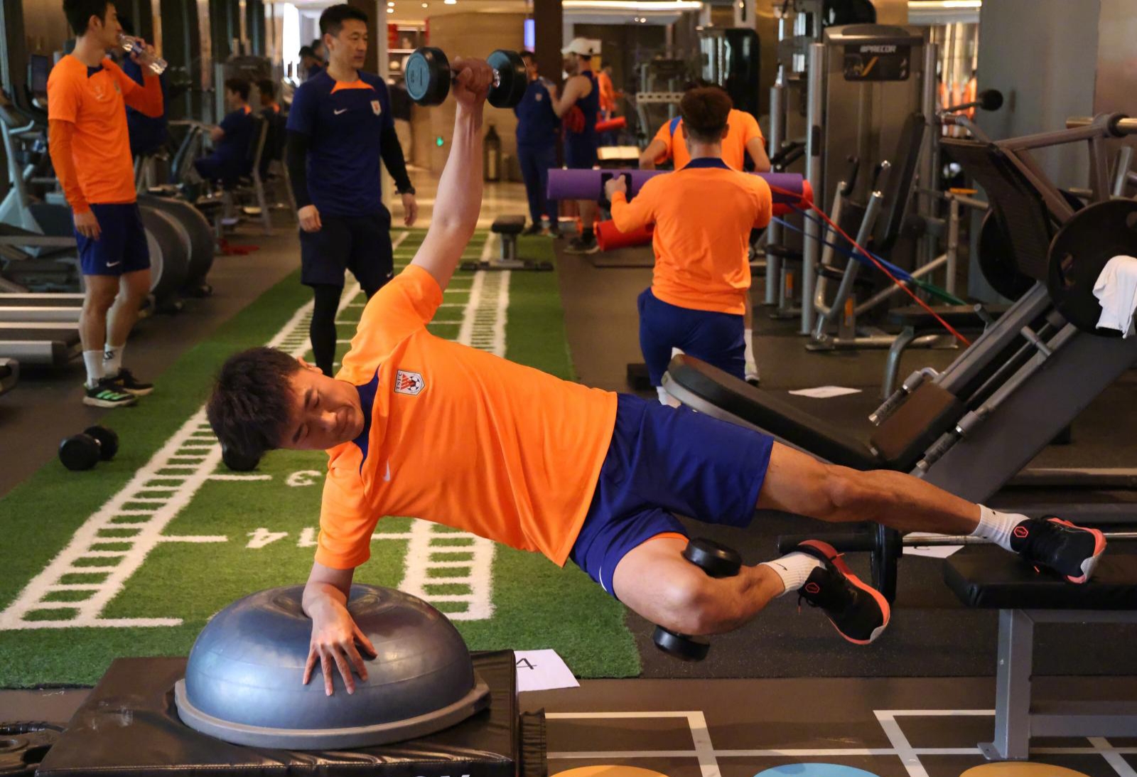 Kaiyun体育法国杯赛程吃紧,山东男篮清晨复出首秀,话题不断,轮换策略成焦点的简单介绍