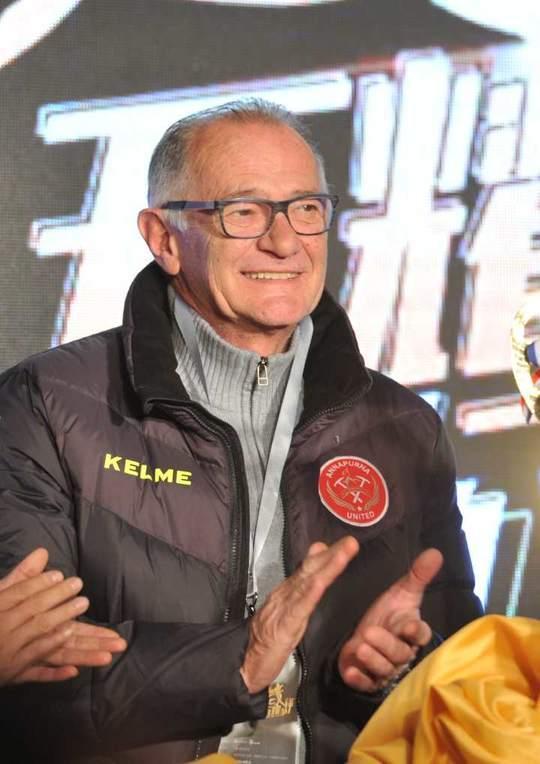 开云体育中国官网关于巴塞罗那训练开放日，关键时刻外线爆发引欢呼，英超在即，赛季目标并未改变的信息